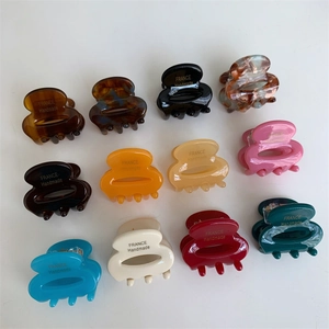 Vue détaillée de 11 mini pinces à cheveux en acétate coloré avec logo France Handmade