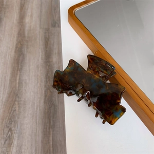 Détail macro d'une pince à cheveux en acétate de qualité avec motif écaille de tortue foncé