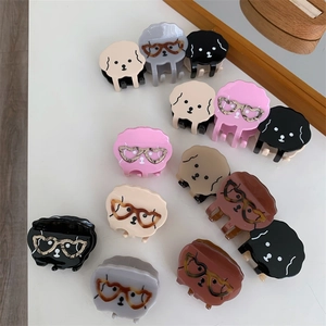 Détail de pinces à cheveux en forme de chien mignon avec lunettes en motif léopard