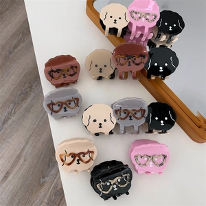 Vue détaillée des pinces à cheveux en acétate en forme de chien avec lunettes léopard
