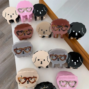 Détail de pinces à cheveux en acétate en forme de chien avec lunettes en cœur colorées
