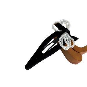 Elegant black velvet hair clip with pearl bow design for women's autumn fashion style