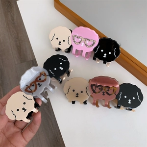 Détail de pinces à cheveux caniche dessin animé en couleurs avec lunettes coeur