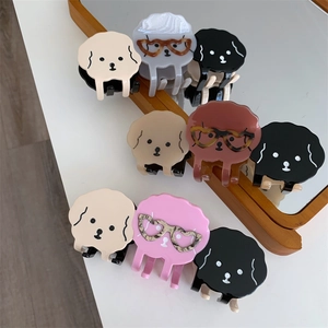 Détail de pinces à cheveux chien cartoon avec lunettes en cœur en plusieurs couleurs