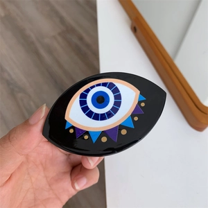 Vista ravvicinata del fermaglio per capelli Evil Eye di Halloween in resina nera