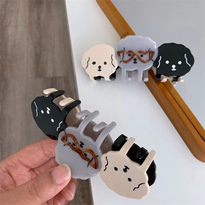 Vue détaillée de trois pinces à cheveux chiot dessin animé avec lunettes et fini mat