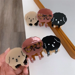 Détail de pinces à cheveux en acétate en forme de chien mignon, beige, rose et noir