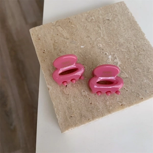 Détail de mini pinces à cheveux roses en acétate avec texte France Handmade
