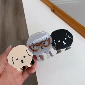 Détail de trois pinces à cheveux en forme de chien mignon en acétate beige gris et noir