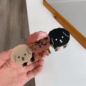 Détails de trois pinces à cheveux en forme de chien en acétate beige et marron