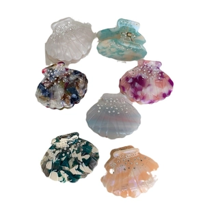 Lot de six pinces à cheveux en acétate en forme de coquillage avec des strass brillants