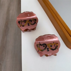 Détails des pinces à cheveux chien rose avec lunettes à motif de cœur en résine polie