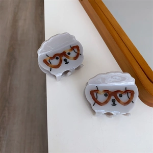 Détails de pinces à cheveux chien en acétate gris avec lunettes coeur sur fond blanc