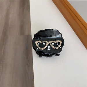 Détail de la pince à cheveux mignonne en forme de chien avec lunettes cœur léopard