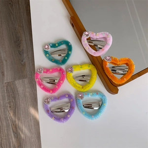 Set di 7 fermagli per capelli colorati in peluche a forma di cuore con stelle e strass