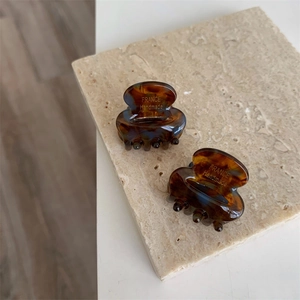 Détail de mini pinces à cheveux en acétate écaille de tortue avec marquage doré France