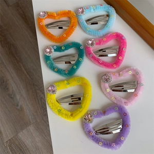 Set di fermagli per capelli a cuore in peluche colorato con stelle e strass per donne