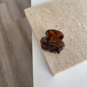 Détail d'une pince à cheveux en acétate écaille de tortue avec dorure France Handmade