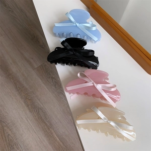 Barrettes à cheveux élégantes avec nœud en quatre couleurs pastel sur fond blanc