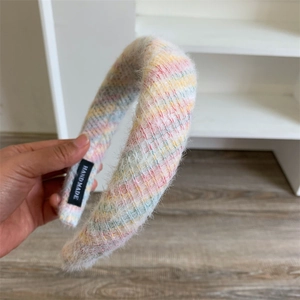 Serre-tête large pelucheux arc-en-ciel en maille douce avec étiquette handmade