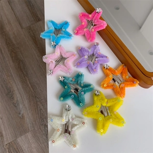 Dettaglio di 8 fermagli per capelli a stella in peluche colorati con paillettes e strass