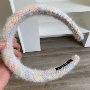 Serre-tête en peluche à carreaux rose aux couleurs macaron avec texture douce tricotée