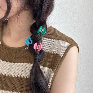 Mini pinces à cheveux mignonnes en acétate pastel vert, bleu et rose sur cheveux tressés