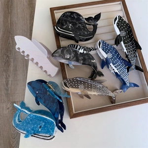 Détails des pinces à cheveux en acétate aux motifs de baleines et de requins marins