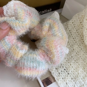 Gros plan sur un chouchou en peluche coloré avec fils mixtes et bordure en dentelle