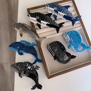 Pinces à cheveux en acétate motif baleine et requin avec motifs de marbre bleu océan