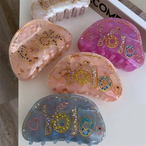 Lot de 5 pinces à cheveux en acétate avec motifs marbrés et lettres en strass colorés