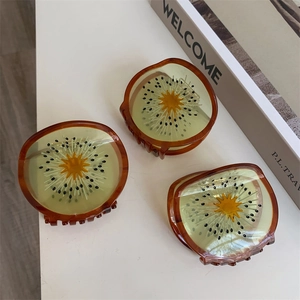 Creatieve kiwi haarclip van transparant acetaat met een tropisch ontwerpstijl