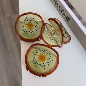 Detail van acetaat haarklem met creatief ontwerp van een kiwi schijfje voor dames