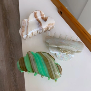 Cloud-shaped acetate claw clips with marble textures and wave patterns for women