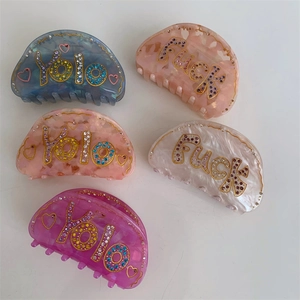 Détail de pinces à cheveux en acétate avec strass colorés et motifs de cœur en gros plan