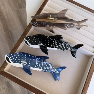 Trois pinces à cheveux requin-baleine en acétate marron, noir et bleu sur velours