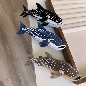 Trois pinces à cheveux en acétate en forme de requin-baleine avec un design créatif