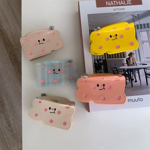 Detailansicht der niedlichen Cartoon-Käse-Haarklammern mit kleinen 3D-Katzenpuppen
