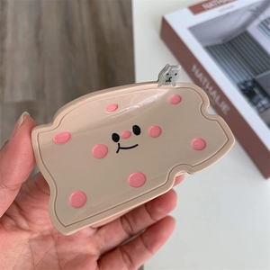 Detailaufnahme einer süßen Käse-Haarklammer mit kleiner grauer Katze und Lächeln