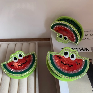 Vista dettagliata delle mollette per capelli ad anguria con strass ed espressioni cartoon