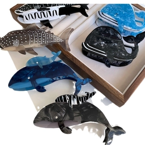 Pinces à cheveux en acétate sur le thème marin avec motifs de baleine bleue et requin