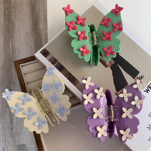 Trois pinces à cheveux papillon élégantes avec fleurs 3D et strass aux couleurs douces