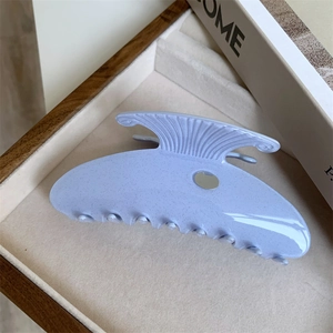 Détail d'une pince à cheveux lavande en acétate avec paillettes et accent argenté