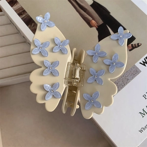 Pince à cheveux papillon crème élégante avec fleurs bleu clair et strass brillants