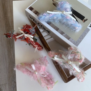 Detailweergave van pluche haarklemmen met zijden strik en parelaccenten op tafel