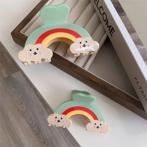 Comparaison détaillée de deux tailles de pinces à cheveux arc-en-ciel avec clips verts