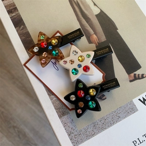Barrettes étoile avec strass multicolores et finition en résine écaille de tortue