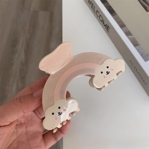 Détail de la pince à cheveux arc-en-ciel avec paillettes et nuages souriants