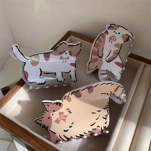 Pinces à cheveux chat mignonnes en beige et marron sur un présentoir à bijoux en bois