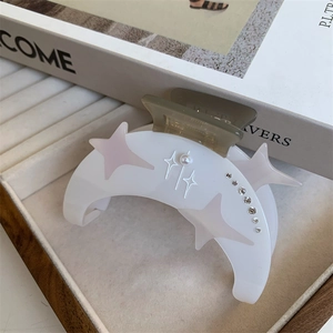 Pince à cheveux lune avec strass et perle sur un support en acétate crème élégant